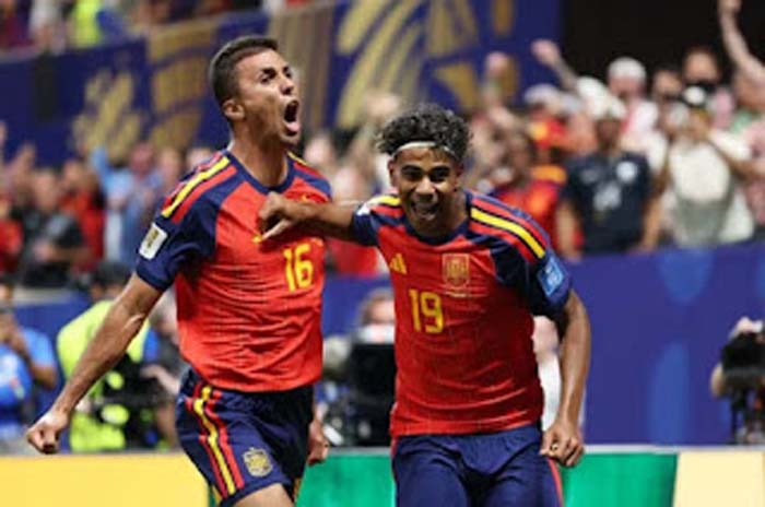 Winger Spanyol Lamine Yamal (kanan) merayakan golnya.