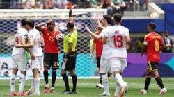 Pemain Belgia saat menerima kartu merah.
