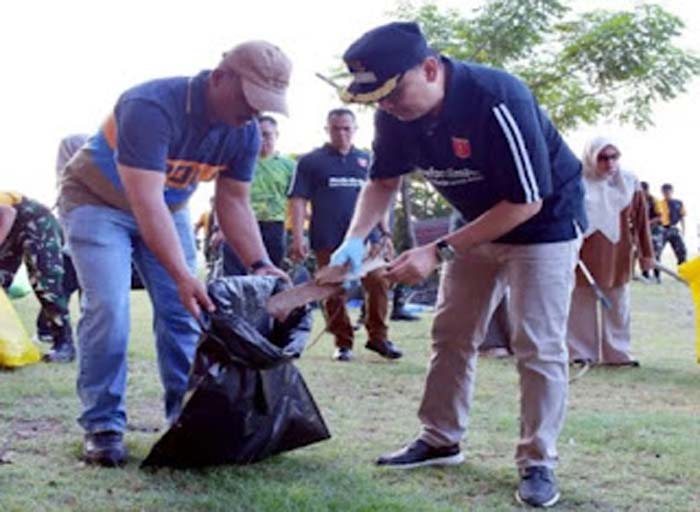 Wakil Bupati Agam Muhammad Iqbal sedang mengumpulkan sampah.