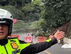 Material Longsor Tutupi Jalan, Arus Lalu Lintas Padang–Bukittinggi Terhenti