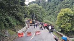 Petugas menutup jalur longsor di kawasan Lembah Anai.
