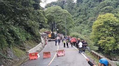 Petugas menutup jalur longsor di kawasan Lembah Anai.