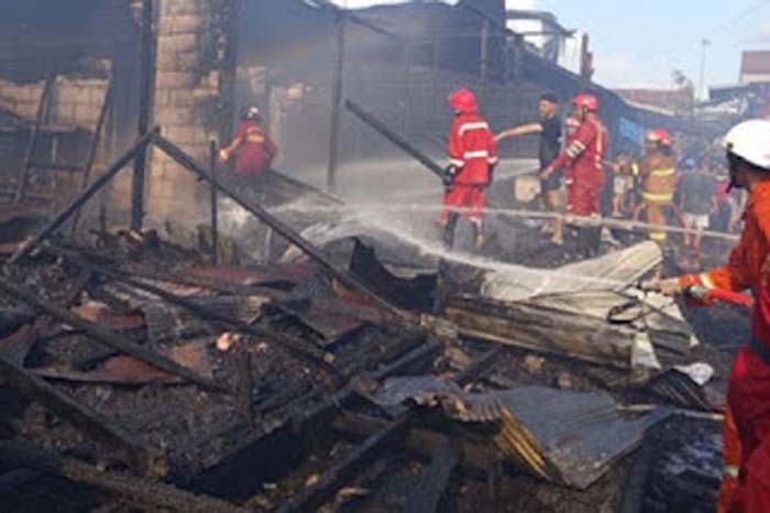 Kebakaran menghanguskan 12 rumah.