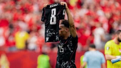 Gelandang Timnas Kanada Patah Kaki Akibat Tekel.