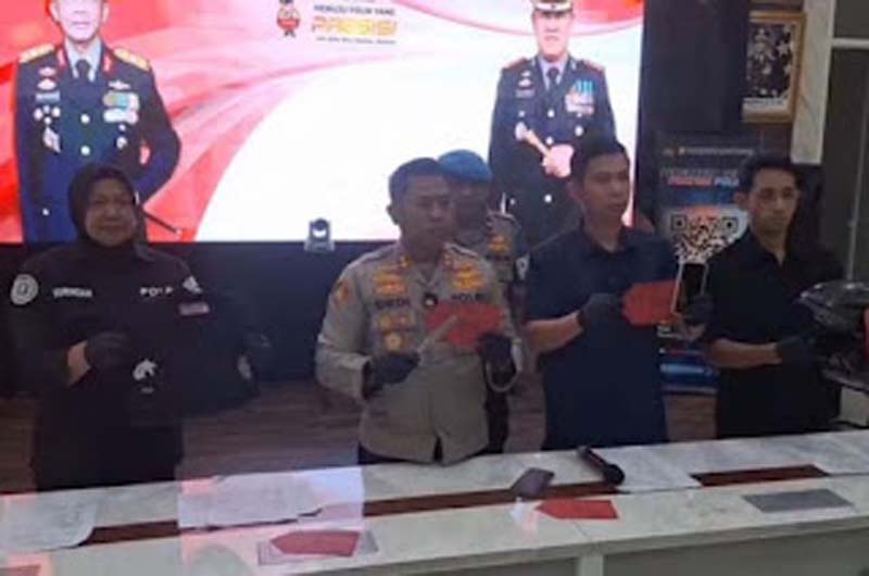 Satreskrim Polrestabes Bandung saat ekspose kasus begal sadis