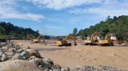 Sejumlah alat berat melakkan normalisasi sungai.
