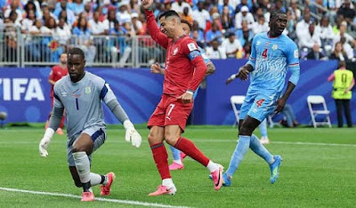 Cristiano Ronaldo di tengah.