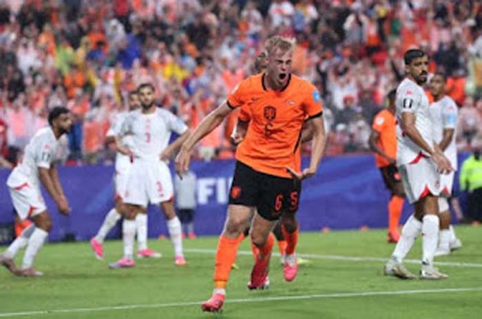 Bek Belanda Jan Pauk van Hecke merayakan golnya ke gawang Tunisia.