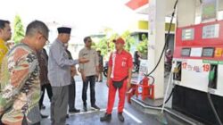 Gubernur Sumbar, Mahyeldi Ansharullah bersama Kepala Dinas Energi dan Sumber Daya Mineral (ESDM).