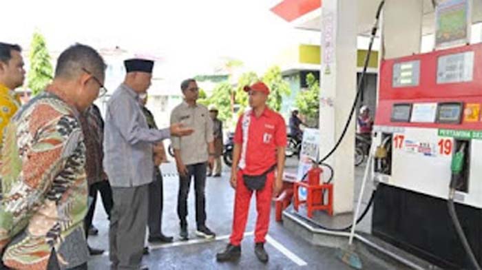Gubernur Sumbar, Mahyeldi Ansharullah bersama Kepala Dinas Energi dan Sumber Daya Mineral (ESDM).