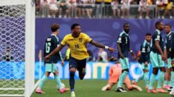 Striker Ekuador Gonzalo Plata merayakan golnya.