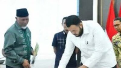 Gubernur Sumatera Barat Mahyeldi. Acara ini turut dihadiri Wali Kota Padang Fadly.