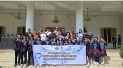 Sekdaprov Sumbar Arry Yuswandi bersama kontingen Sumbar.