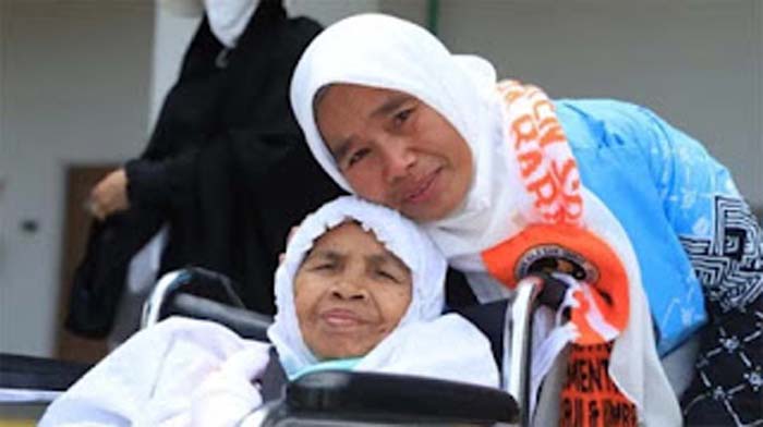 Yuni Mardanis bersama jemaah lansia dari rombongannya.