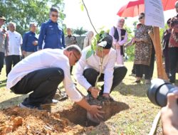 Mahyeldi dan Kakak Kandung Presiden Prabowo Tanam Pohon Bersama di Unand