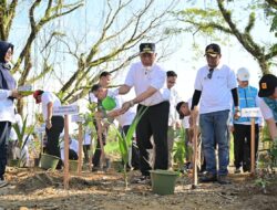 Tanam 1.000 Pohon di Hutan Kota Malvinas, Mahyeldi Serukan Aksi Nyata Cegah Banjir dan Krisis Iklim