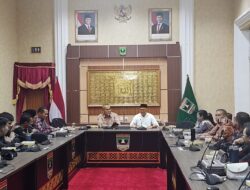 Sekdaprov Arry Yuswandi Lepas Keberangkatan Kontingen Sumbar Menuju Pesparawi Nasional XIV di Papua
