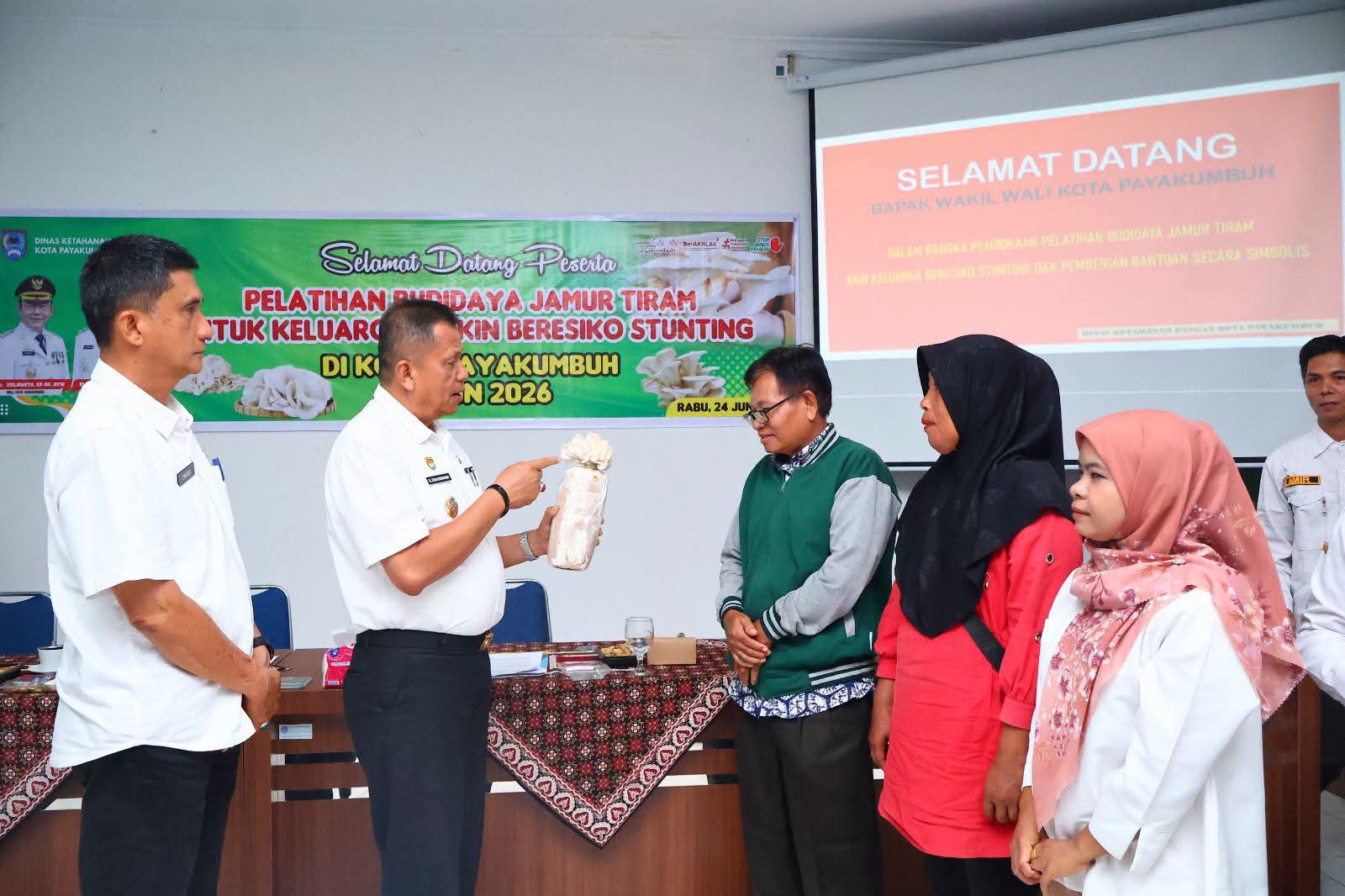 Cegah Stunting dan Perkuat Ketahanan Pangan, Pemko Payakumbuh Salurkan 6.000 Baglog Jamur Tiram Kepada Masyarakat