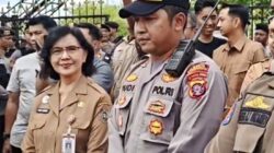 Puluhan Warga Lakukan Aksi Damai Dukung Program Makan Bergizi Gratis. Aksi itu dikawal aparat kepolisian.