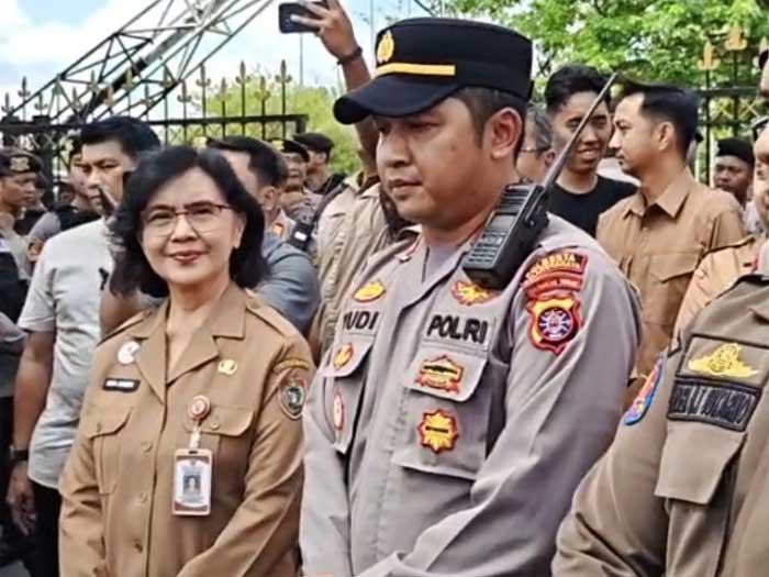 Puluhan Warga Lakukan Aksi Damai Dukung Program Makan Bergizi Gratis. Aksi itu dikawal aparat kepolisian.