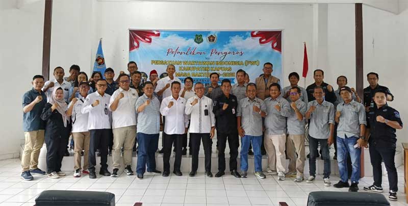 Resmi Nahkodai PWI Kapuas, Suhartoyo Siap Wujudkan Organisasi Profesional