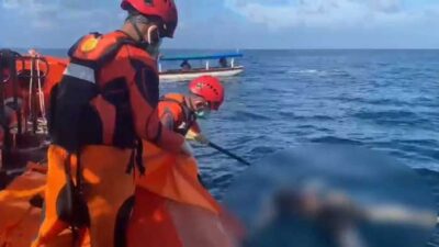 Mentawai, fajarharapan.id – Upaya pencarian panjang terhadap seorang nelayan yang dilaporkan hilang di perairan Pulau Bugei, Kecamatan Siberut Selatan, Kabupaten Kepulauan Mentawai, akhirnya membuahkan hasil. Setelah enam hari pencarian tanpa henti, korban bernama Arabian (50) ditemukan dalam kondisi meninggal dunia, Jumat (26/6/2026) sore. Kepala Kantor Pencarian dan Pertolongan Mentawai, Benteng Hilton Telaumbanua, mengatakan penemuan korban bermula dari laporan nelayan setempat yang melihat sebuah objek mengapung di tengah laut. Informasi itu diterima Kantor SAR Mentawai sekitar pukul 14.30 WIB dan langsung ditindaklanjuti dengan mengerahkan armada Rigid Inflatable Boat (RIB) 02 Mentawai ke lokasi yang dicurigai. “Setelah enam hari pencarian intensif, korban akhirnya berhasil ditemukan pada pukul 16.00 WIB. Penemuan ini berkat laporan cepat dari nelayan setempat yang melihat objek mengapung di laut,” ujar Benteng Hilton Telaumbanua. Korban ditemukan pada koordinat 1°41'16.80"S - 99°19'20.35"E, atau sekitar 13,2 nautical mile arah selatan dari titik awal sampan korban ditemukan. Saat ditemukan, kondisi korban sudah tidak bernyawa. Setelah berhasil dievakuasi, jenazah Arabian dibawa menuju Muara Siberut dan tiba sekitar pukul 18.30 WIB. Di lokasi tersebut, pihak Basarnas bersama perangkat desa setempat menyerahkan jenazah kepada keluarga untuk disemayamkan. Operasi pencarian di hari keenam ini melibatkan kekuatan besar dari tim SAR gabungan. Area pencarian dibagi menjadi dua sektor utama, dengan RIB 03 menyisir area seluas 180 nautical mile persegi dan RIB 02 menjangkau 145 nautical mile persegi. Selain armada SAR, pencarian juga diperkuat oleh 10 sampan nelayan serta tim SAR darat yang menyisir sejumlah titik pesisir. Benteng Hilton mengapresiasi keterlibatan seluruh unsur yang ikut membantu, terutama para nelayan dan warga Siberut yang sejak awal aktif dalam pencarian. Menurutnya, keberhasilan menemukan korban tidak lepas dari kerja sama dan solidaritas semua pihak di lapangan. Dengan ditemukannya Arabian, operasi SAR resmi ditutup. Kantor SAR Mentawai menyampaikan terima kasih atas dukungan Tim Rescue USS Siberut, Tim Rescue Kansar Mentawai, potensi SAR, masyarakat, dan nelayan setempat yang telah bekerja keras selama proses pencarian berlangsung.