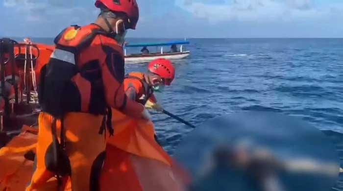 Mentawai, fajarharapan.id – Upaya pencarian panjang terhadap seorang nelayan yang dilaporkan hilang di perairan Pulau Bugei, Kecamatan Siberut Selatan, Kabupaten Kepulauan Mentawai, akhirnya membuahkan hasil. Setelah enam hari pencarian tanpa henti, korban bernama Arabian (50) ditemukan dalam kondisi meninggal dunia, Jumat (26/6/2026) sore. Kepala Kantor Pencarian dan Pertolongan Mentawai, Benteng Hilton Telaumbanua, mengatakan penemuan korban bermula dari laporan nelayan setempat yang melihat sebuah objek mengapung di tengah laut. Informasi itu diterima Kantor SAR Mentawai sekitar pukul 14.30 WIB dan langsung ditindaklanjuti dengan mengerahkan armada Rigid Inflatable Boat (RIB) 02 Mentawai ke lokasi yang dicurigai. “Setelah enam hari pencarian intensif, korban akhirnya berhasil ditemukan pada pukul 16.00 WIB. Penemuan ini berkat laporan cepat dari nelayan setempat yang melihat objek mengapung di laut,” ujar Benteng Hilton Telaumbanua. Korban ditemukan pada koordinat 1°41'16.80"S - 99°19'20.35"E, atau sekitar 13,2 nautical mile arah selatan dari titik awal sampan korban ditemukan. Saat ditemukan, kondisi korban sudah tidak bernyawa. Setelah berhasil dievakuasi, jenazah Arabian dibawa menuju Muara Siberut dan tiba sekitar pukul 18.30 WIB. Di lokasi tersebut, pihak Basarnas bersama perangkat desa setempat menyerahkan jenazah kepada keluarga untuk disemayamkan. Operasi pencarian di hari keenam ini melibatkan kekuatan besar dari tim SAR gabungan. Area pencarian dibagi menjadi dua sektor utama, dengan RIB 03 menyisir area seluas 180 nautical mile persegi dan RIB 02 menjangkau 145 nautical mile persegi. Selain armada SAR, pencarian juga diperkuat oleh 10 sampan nelayan serta tim SAR darat yang menyisir sejumlah titik pesisir. Benteng Hilton mengapresiasi keterlibatan seluruh unsur yang ikut membantu, terutama para nelayan dan warga Siberut yang sejak awal aktif dalam pencarian. Menurutnya, keberhasilan menemukan korban tidak lepas dari kerja sama dan solidaritas semua pihak di lapangan. Dengan ditemukannya Arabian, operasi SAR resmi ditutup. Kantor SAR Mentawai menyampaikan terima kasih atas dukungan Tim Rescue USS Siberut, Tim Rescue Kansar Mentawai, potensi SAR, masyarakat, dan nelayan setempat yang telah bekerja keras selama proses pencarian berlangsung.
