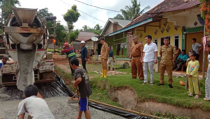 Instruksi Bupati HM Toha Tohet, Jalan Antar Dusun di Supat Timur Dicor Gotong Royong