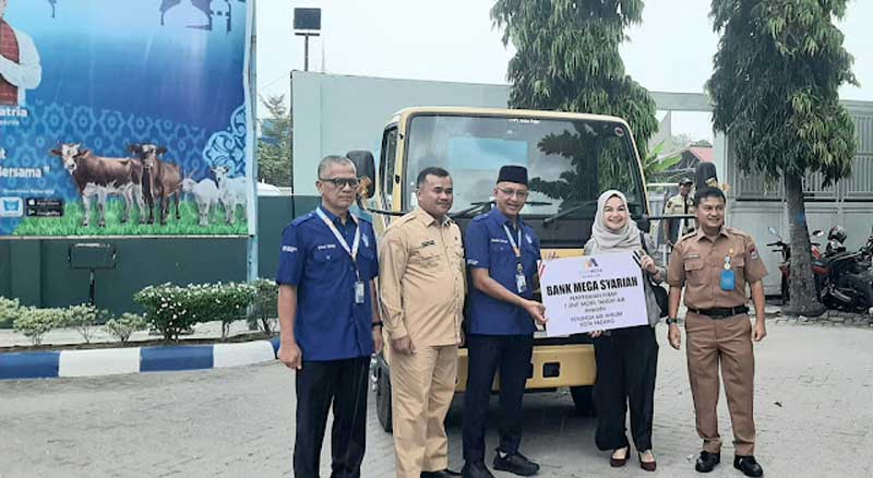 Pimpinan Bank Mega menyerahkan bantuan satu unit mobil tanki untuk keperluan air bersih dan diterima langsung oleh Dirut Perumda AM Kota Padang H. Hendra Pebrizal, S. Sos, MM