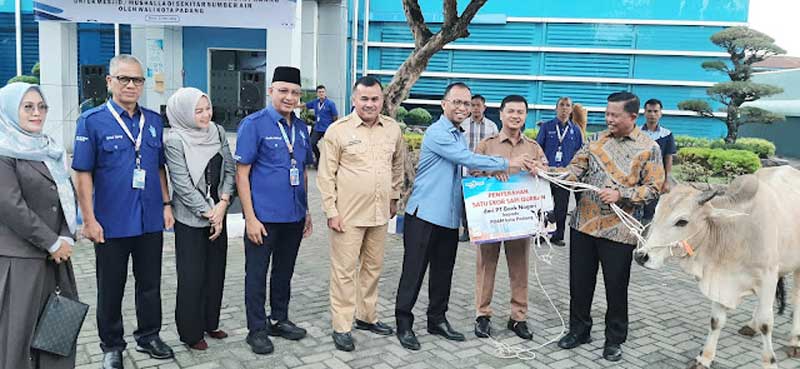 Penyerahan hewan kurban kepada warga dari Bank Nagari.