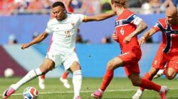 Kylian Mbappe dan Patrick Berg berebut bola dalam pertandingan sepak bola Grup I Piala Dunia 2026 antara Norwegia dan Prancis di Stadion Boston, Foxborough, pada 26 Juni 2026.(dok.kompas.com)