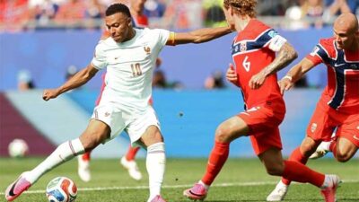 Kylian Mbappe dan Patrick Berg berebut bola dalam pertandingan sepak bola Grup I Piala Dunia 2026 antara Norwegia dan Prancis di Stadion Boston, Foxborough, pada 26 Juni 2026.(dok.kompas.com)