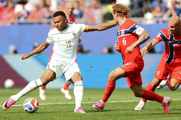 Kylian Mbappe dan Patrick Berg berebut bola dalam pertandingan sepak bola Grup I Piala Dunia 2026 antara Norwegia dan Prancis di Stadion Boston, Foxborough, pada 26 Juni 2026.(dok.kompas.com)