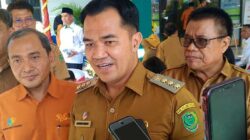 Bupati Pulang Pisau Bupati Ahmad Rifa’i saat diwawancarai wartawan.