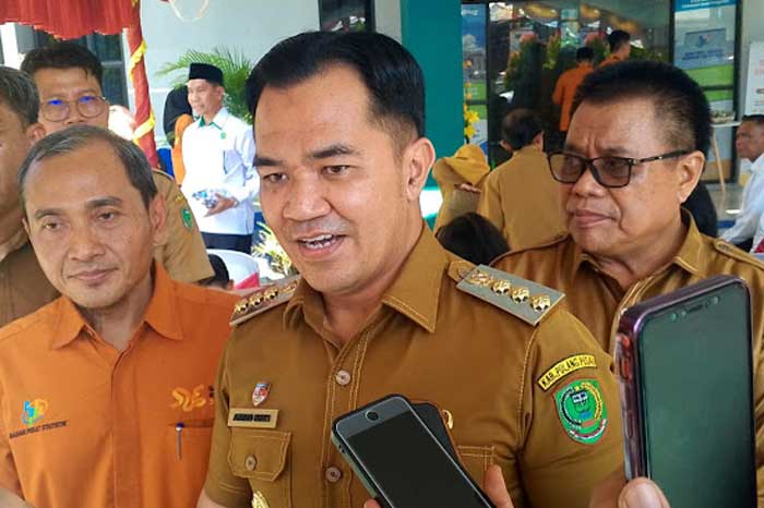 Bupati Pulang Pisau Bupati Ahmad Rifa’i saat diwawancarai wartawan.