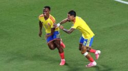 Gelandang Kolombia Jhon Arias (kiri) merayakan golnya.
