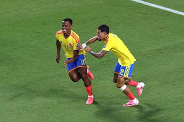 Gelandang Kolombia Jhon Arias (kiri) merayakan golnya.