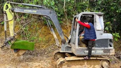 Alat berat yang diamankan Timsus Ditreskrimsus Polda Sumbar bersama dua operator