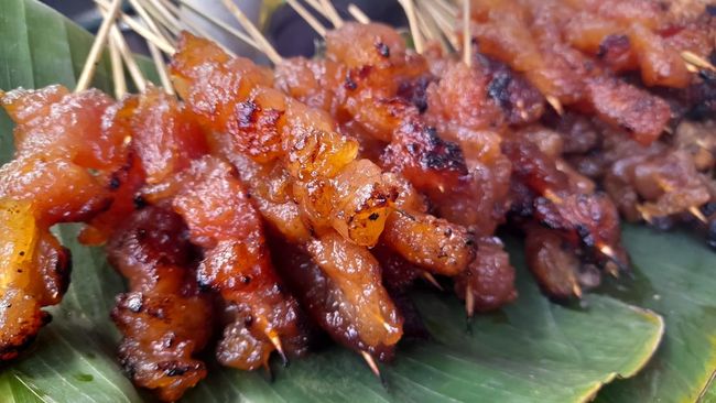 Sate kere yang terbuat dari tetelan daging.