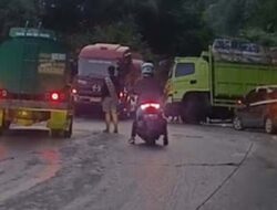 Truk Bermuatan Semen Gagal Menanjak di Sitinjau Lauik, Mundur dan Hantam Tebing