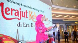 Workshop Kreasi Kriya Keluarga TUNAS mengajak orang tua dan anak melawan kecanduan gawai dengan kerajinan tangan.