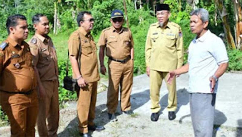Wakil Wali Kota Padang, Maigus Nasir, meninjau rencana pembangunan tiga ruas jalan
