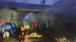 Personel Damkar Kota Padang tengah berupaya memadamkan api