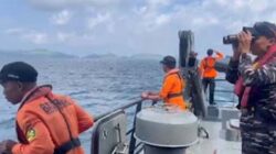 Tim SAR gabungan mencari KM Nurul Salsa yang tenggelam di perairan Pulau Polassi