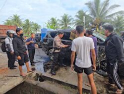Mobil Travel Tabrak Karimun Saat Menyalip di Sicincin, Sopir Tewas di Tempat