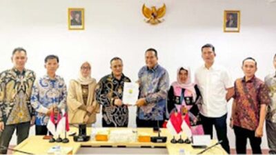 Wali Kota Pariaman, Yota Balad menyerahkan proposal