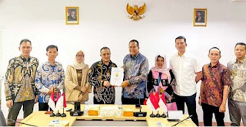 Wali Kota Pariaman, Yota Balad menyerahkan proposal