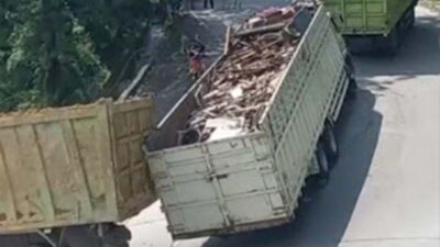 Sebuah truk tronton Hino mengalami kendala saat melintasi tanjakan