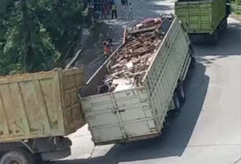Sebuah truk tronton Hino mengalami kendala saat melintasi tanjakan