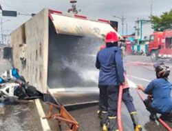 Kecelakaan Truk Trafo PLN Timpa Mobil dan Motor